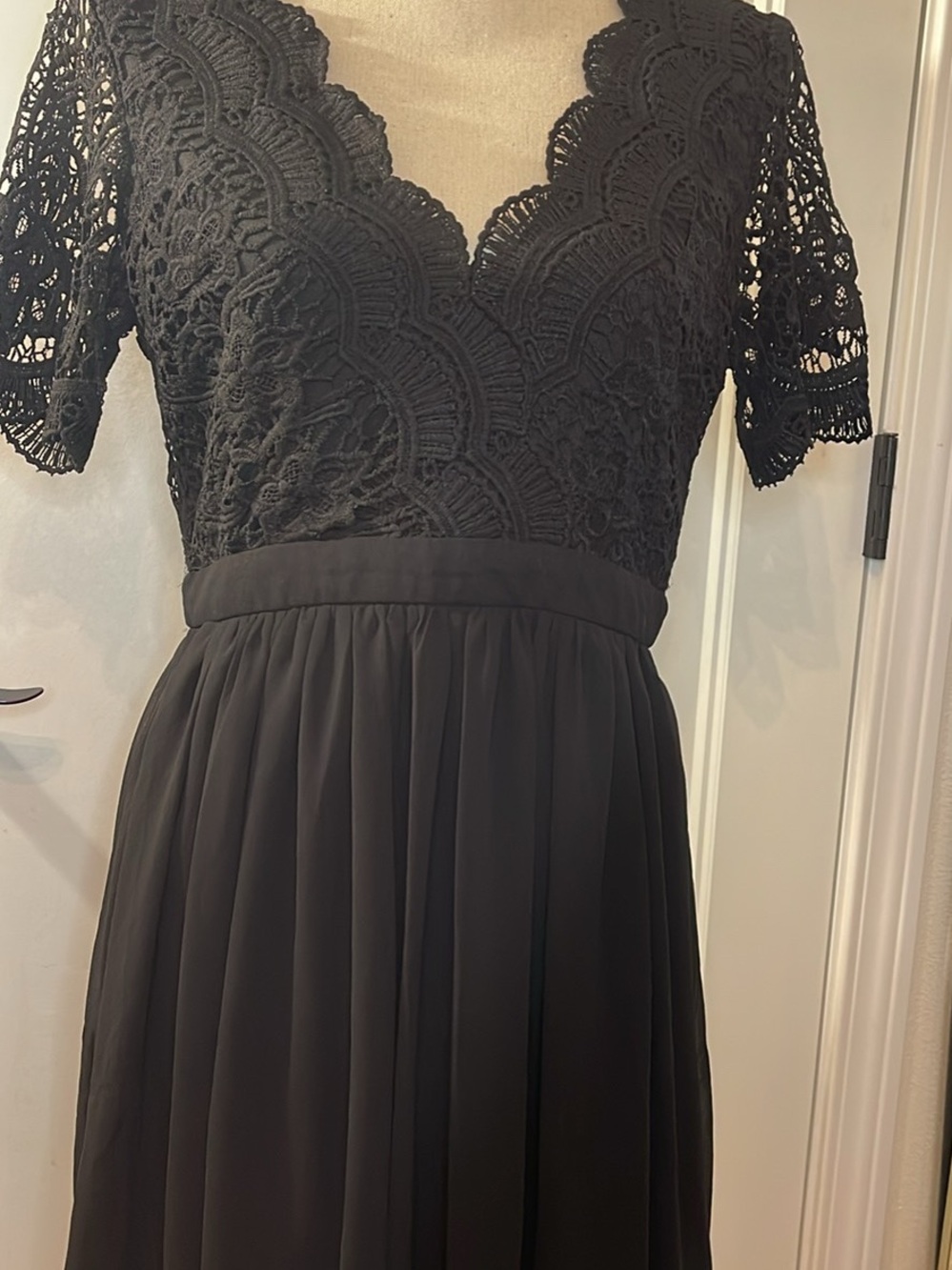 Lulu's Black Lace V-Neck Midi Dress with Chiffon Skirt and Short Sleeves